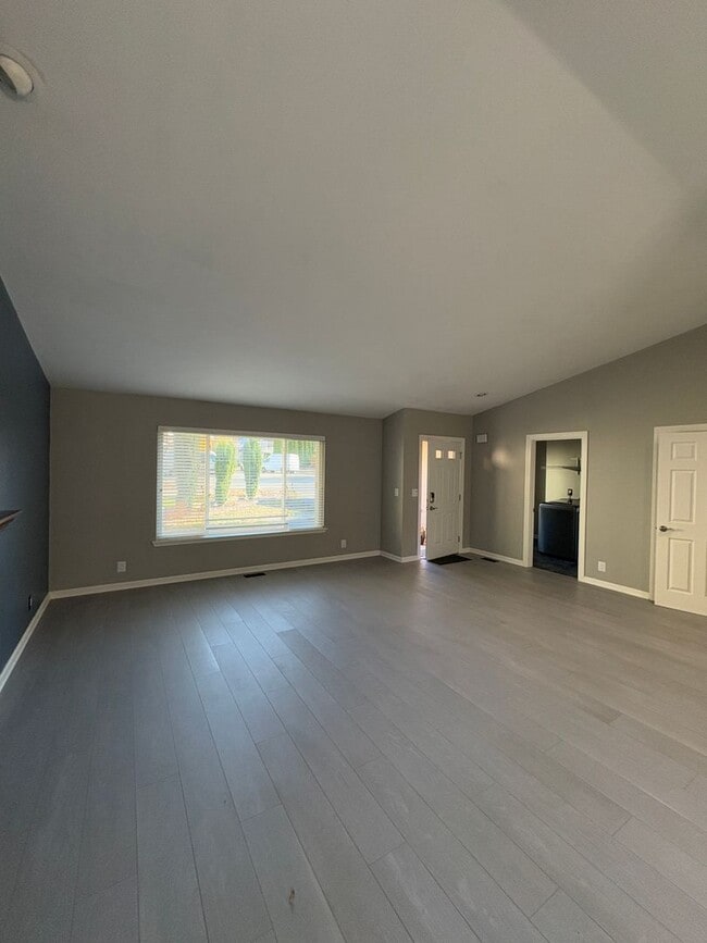 Building Photo - Kirkland Rambler - 3 bedroom 1.75 bath