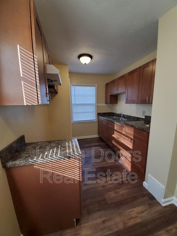 Building Photo - 305 S 47th St