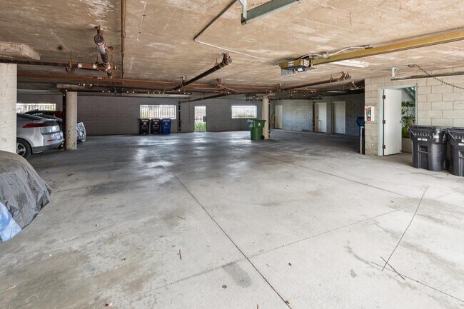 Building Photo - 760 W Hamilton Ave