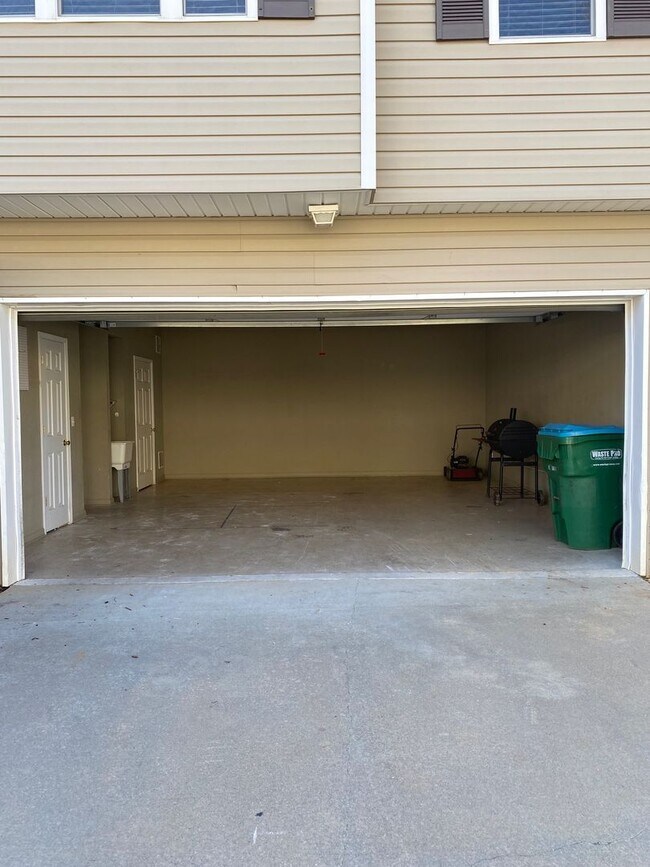 Building Photo - West AVL - Spacious Home in Scenic Bluff S...