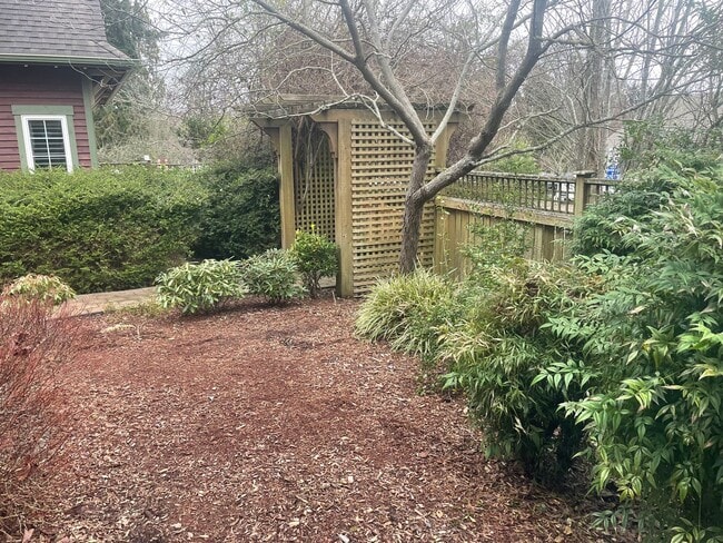 Building Photo - Desirable Langley Home Minutes From Downtowm!