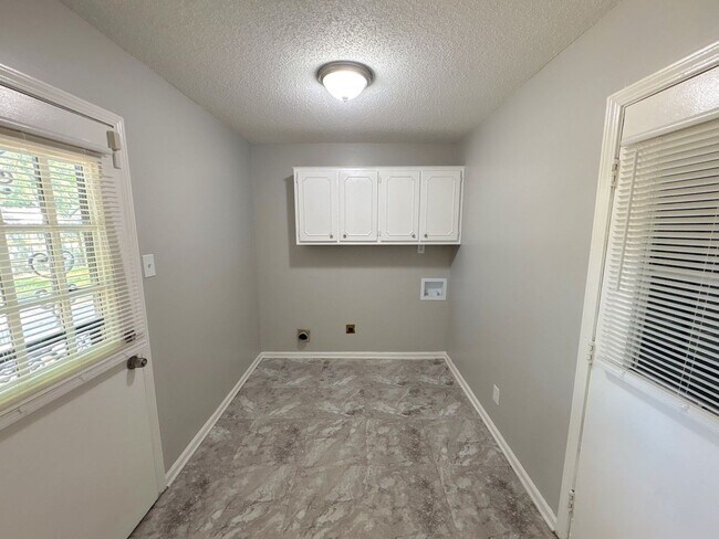 Building Photo - 4316 Springwind Rd