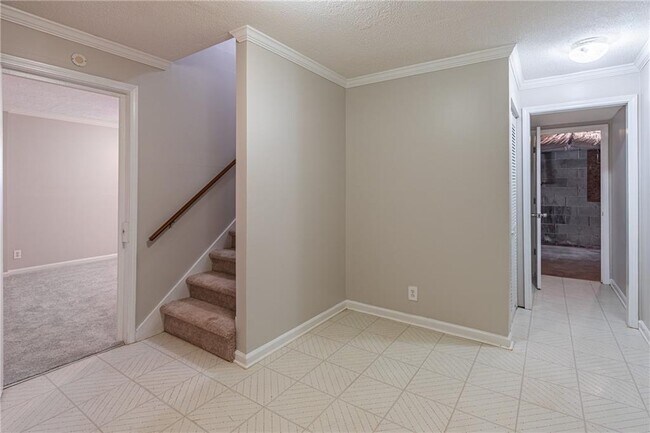 Building Photo - 736 Singley Dr