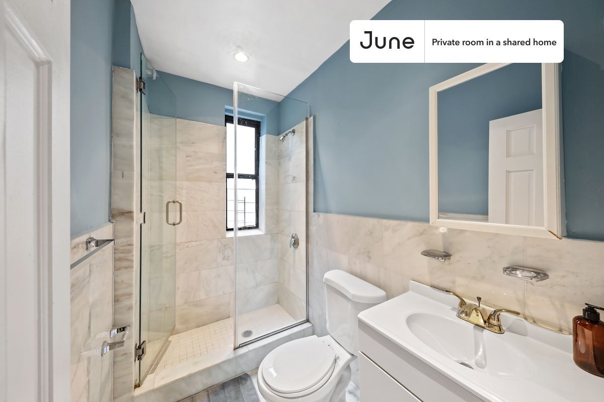 Building Photo - Private bedroom in 3 bed/1 bath Home