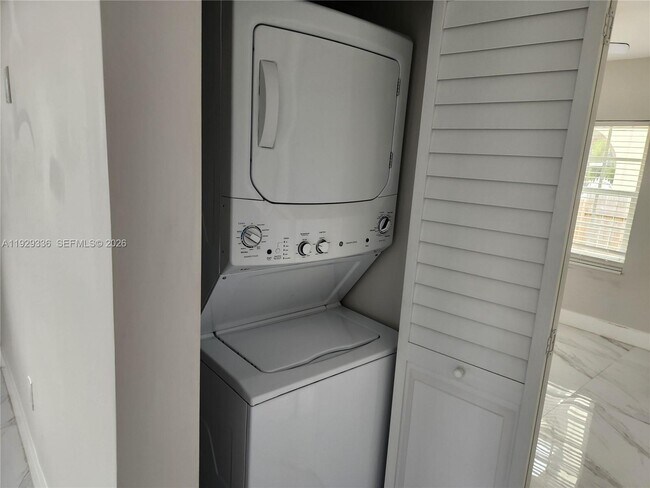 Building Photo - 342 E 46th St