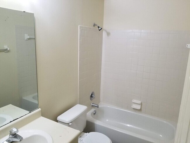 Building Photo - 2040 San Marcos Dr SE