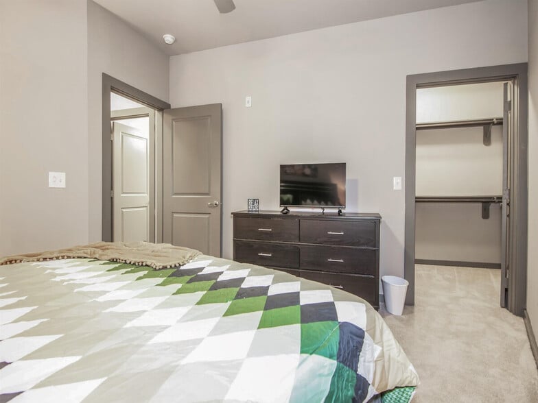 Building Photo - 1915 Canterbury St