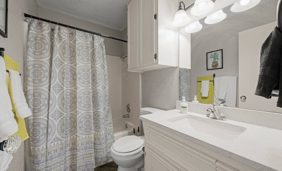 Building Photo - 11934 Hearn Rd