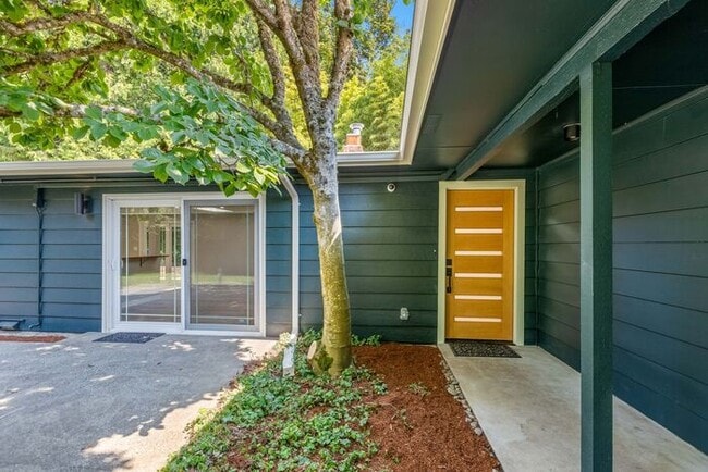 Building Photo - Elegant Air-Conditioned Newly Remodeled Matthews Beach Rambler