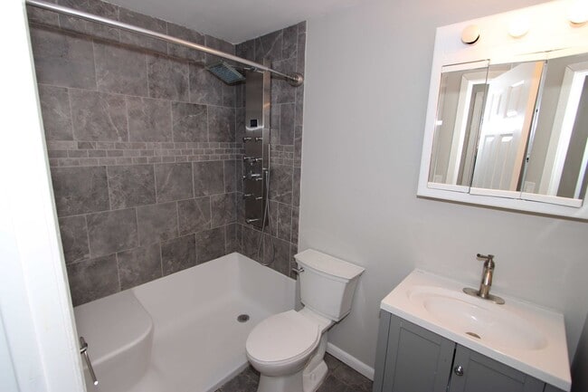Building Photo - Beautiful 3 Bedroom 1 and a Half Bath Home