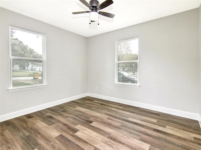 Building Photo - 223 Lakewood Dr