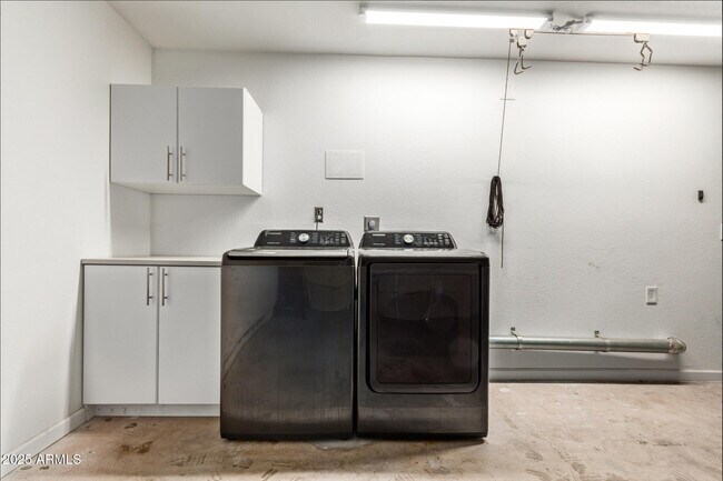 Building Photo - 1424 N Dorsey Ln