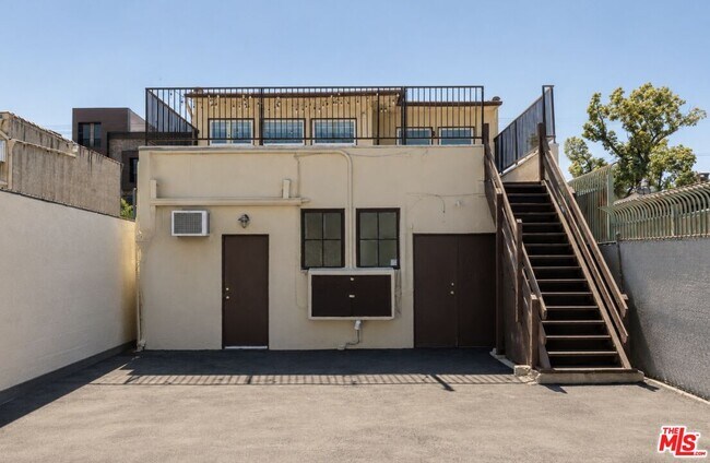 Building Photo - 5514 1/2 Cahuenga Blvd