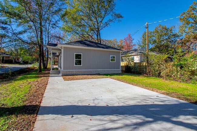 Building Photo - 1523 S Cedar St