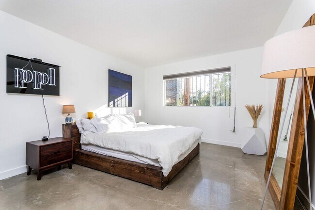 Building Photo - 166 S Hayworth Ave