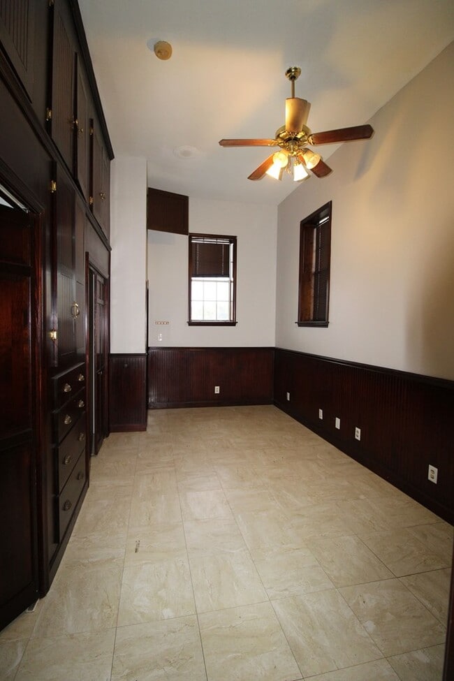 Building Photo - 900 Race Track Rd