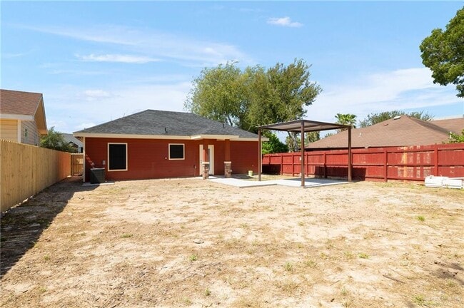 Building Photo - 832 N Kika De La Garza Blvd