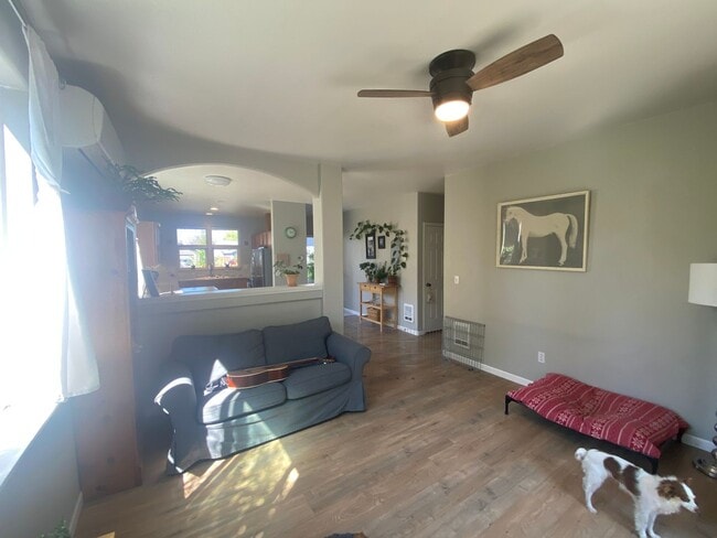 Building Photo - Single level home located in Redmond!  RV ...