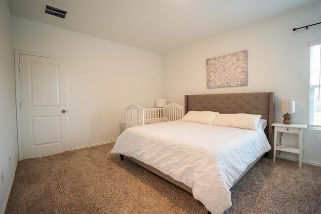 Building Photo - 208 Prairie Dog Town Dr