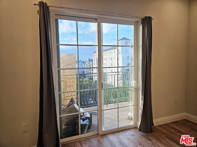 Building Photo - 944 S Serrano Ave