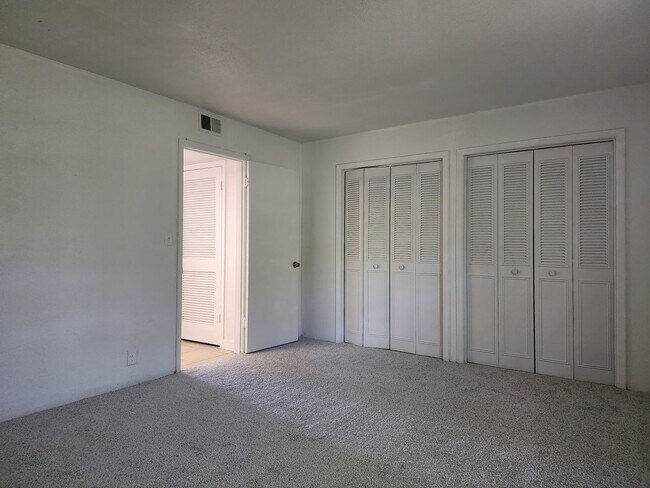 Building Photo - 1 Bedroom / 1 Bathroom Apartment Home  ** SPECIAL **