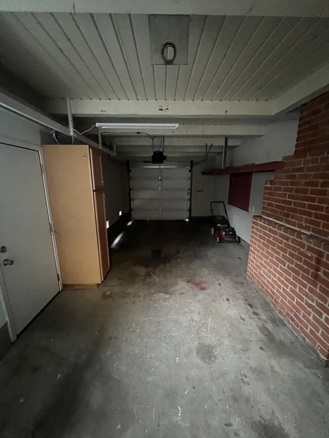 Building Photo - 2217 Madera Rd