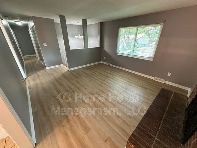 Building Photo - 424 NE Lakeview Dr