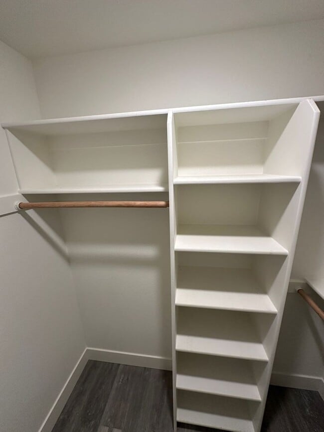 Building Photo - 2847 E Lakeview Rd