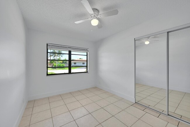 Building Photo - 498 NE 42nd St