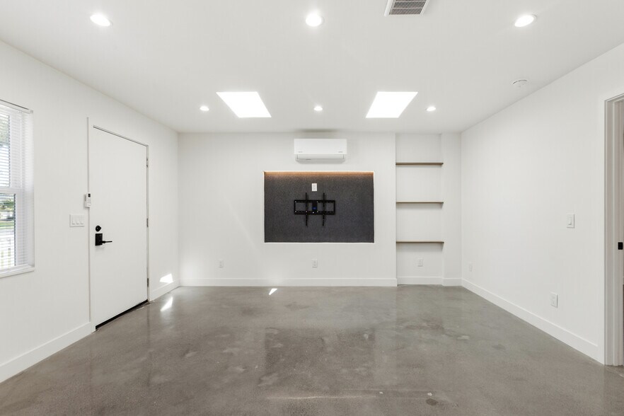 TV wall - 23046 Saticoy St