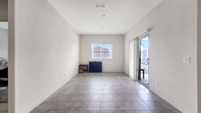 Building Photo - Like new home! Pristine condition!