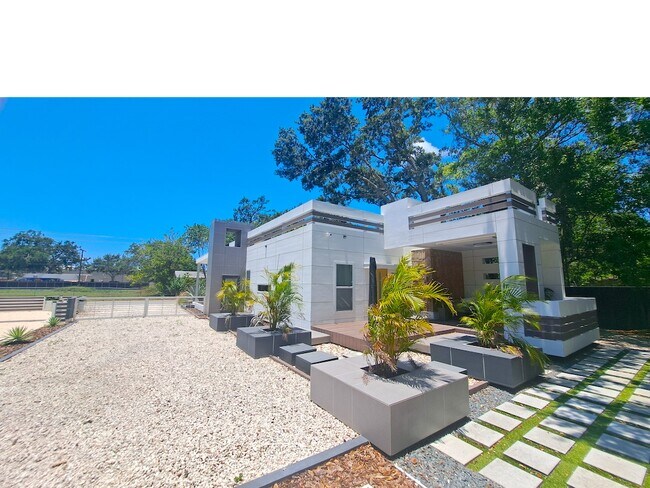 Building Photo - 603 38th St W