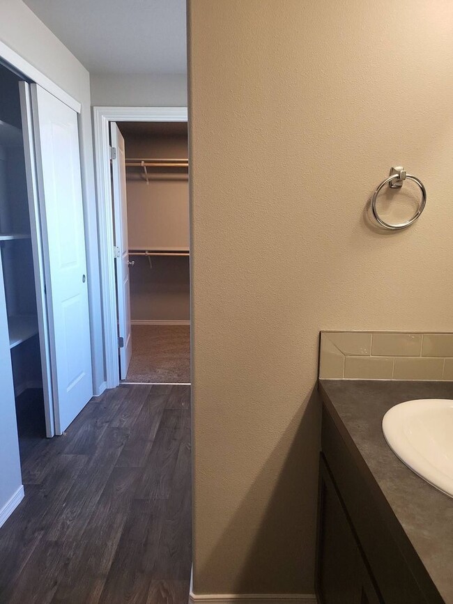 Building Photo - Beautiful 5 bedroom 3 bath home in Mae Val...