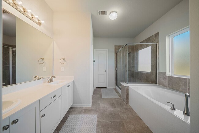 Building Photo - 1707 Benbrook Hollow Ln