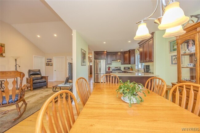 Building Photo - 105 Pine St