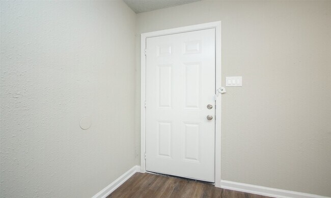 Building Photo - 6110 Glen Lee Dr