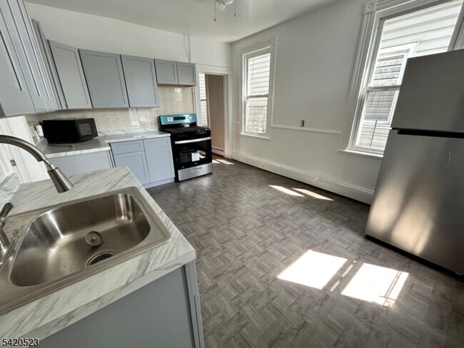 Building Photo - 222 Inslee Pl