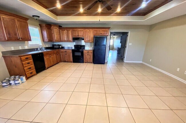 Building Photo - Spacious 2BR/2BA Duplex Near McNeese