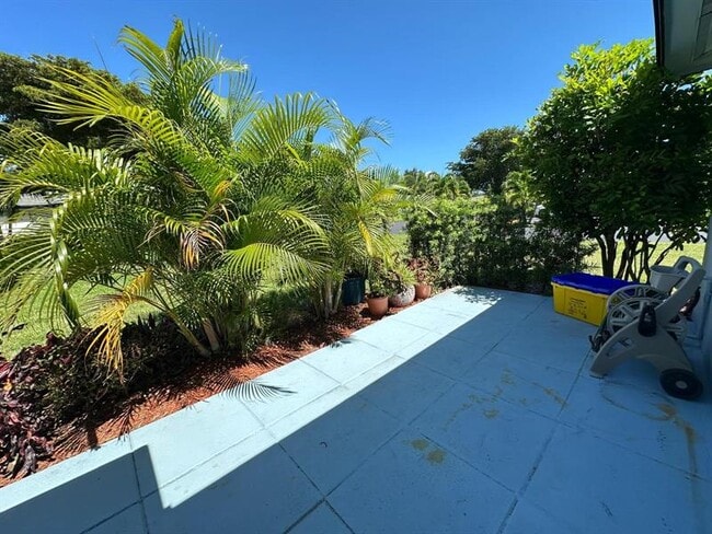 Building Photo - 665 High Point Dr
