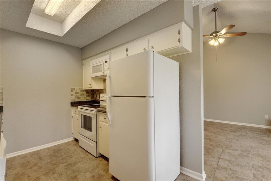 Kitchen - 11202 Brushy Glen Dr