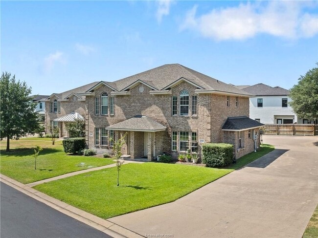 Building Photo - Great 3 Bed, 3 Bath Duplex for Fall 2026 Pre-Lease