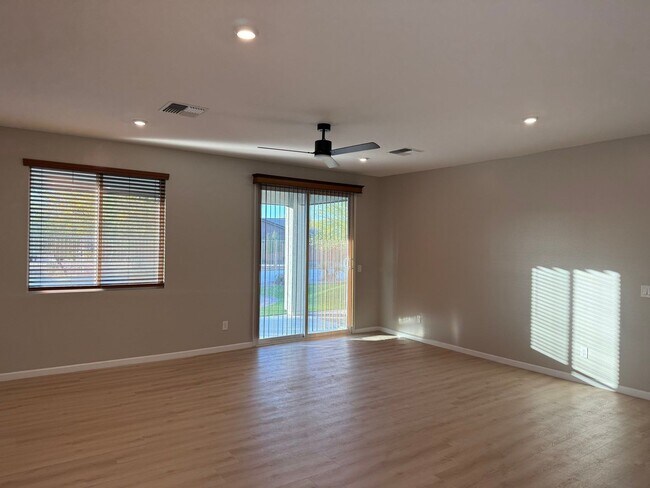 Building Photo - 2020 E Kansas Dr