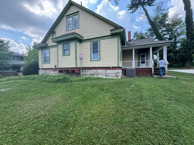 Building Photo - 215 E 9th St