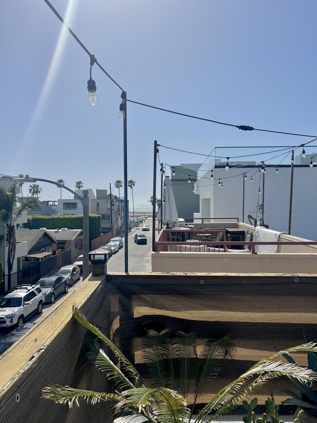 Building Photo - 33 S Venice Blvd