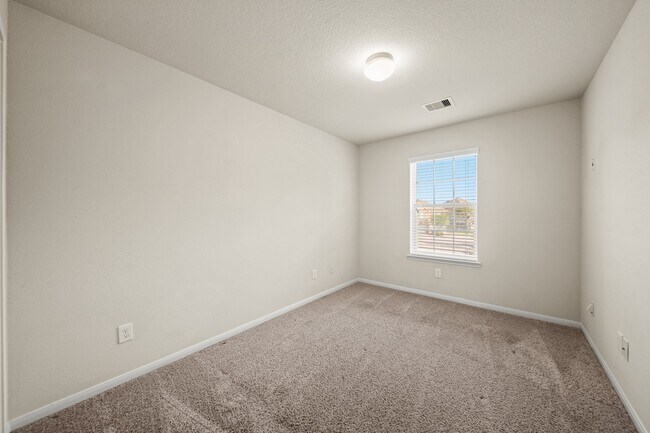 Building Photo - 4027 Waterford Ln