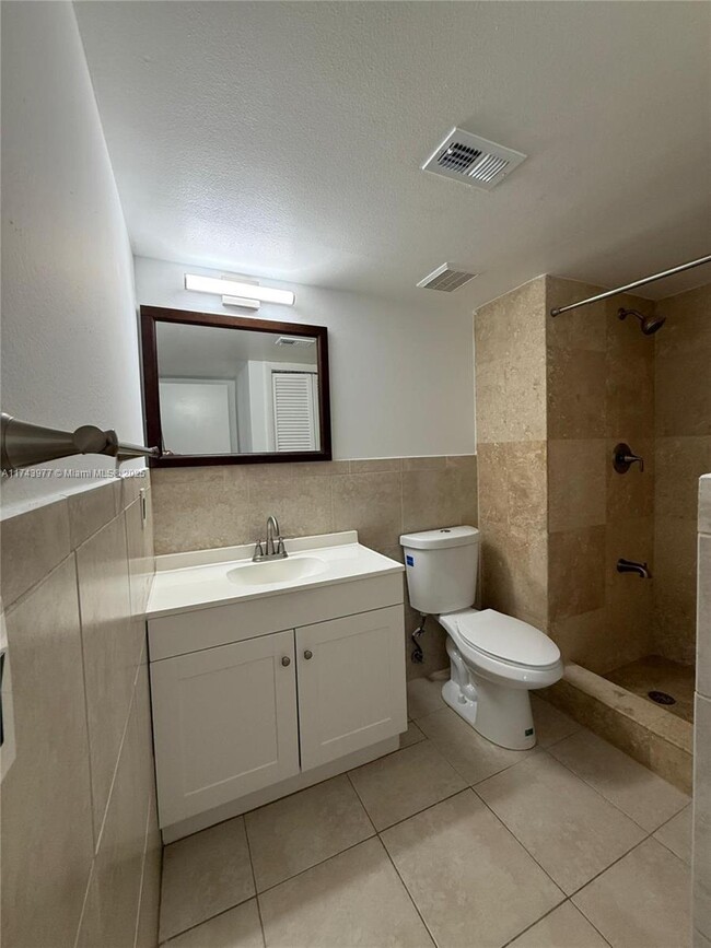 Building Photo - 303 Lakeview Dr