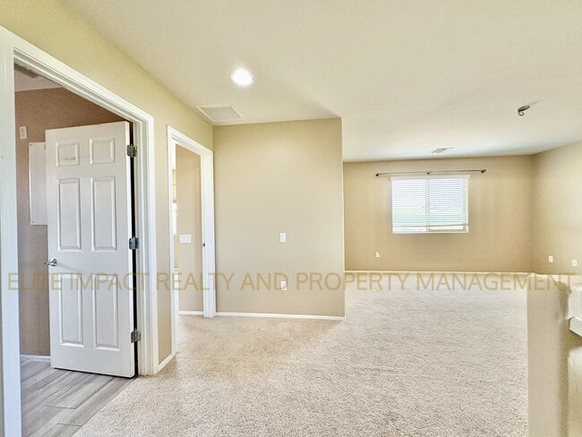 Building Photo - 6004 S Meadow Breeze Dr