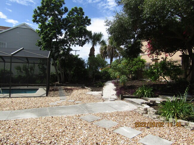 Building Photo - 736 Cadiz Rd