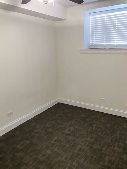 Building Photo - 3706 N Wilton Ave