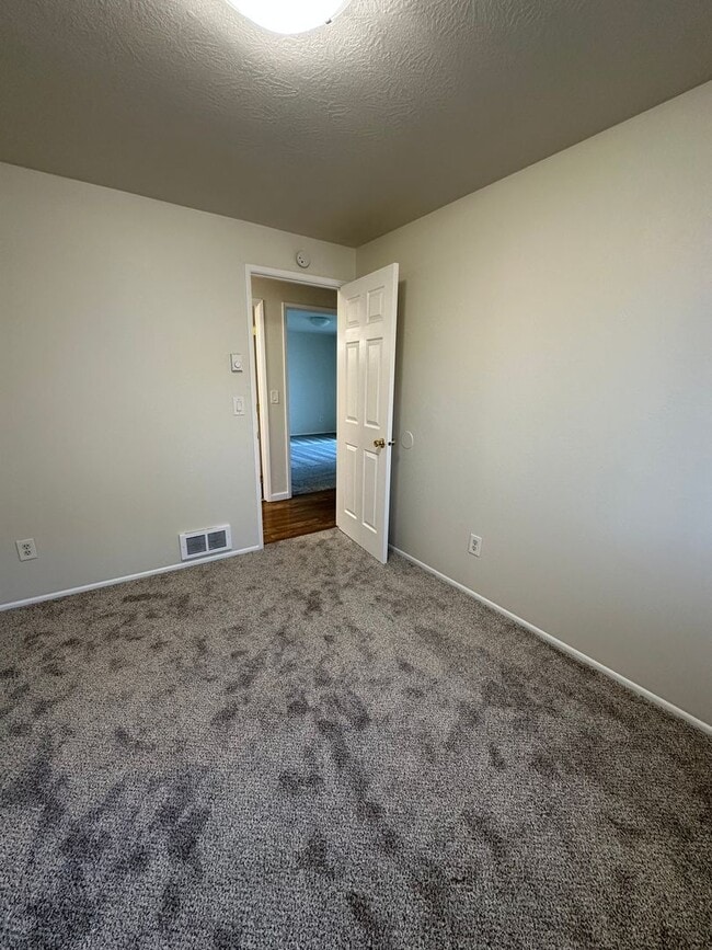 Building Photo - 1/2 Off 2nd Months' Rent